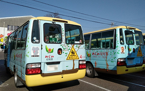 「MOQUL」を導入しているめぐみ幼稚園(愛知県岡崎市)のバス