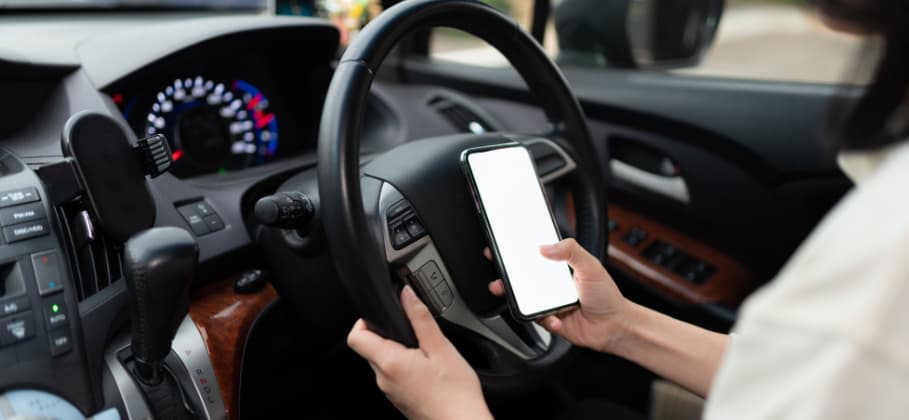 ながらスマホ 厳罰化後の実情 いま 企業が検討すべき対策とは お役立ち情報 クラウド型車両 運行管理サービス ビークルアシスト パイオニア株式会社